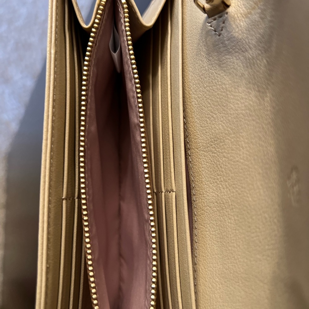 MCM Authentic
Crossbody Wallet & Chain
Canvas and leather
Gold /black MCM logo - Picture 7 of 11